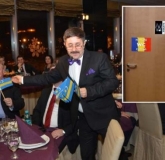 MESAJE CU TENTĂ. Cum disputele pe teme etnice sunt tot mai frecvente în ultima perioadă, şi unele din momentele de la Gala Premiilor lui Bihorel au avut conotaţii etnice. Organizatorii au făcut WC-uri bilingve, pentru români şi pentru unguri (cu trimitere la scandalul de la şcoala Szacsvay), iar amfitrionul serii, Mircea Chirilă, a împărţit steaguri secuieşti primarului Ilie Bolojan, viceprimarului Mircea Mălan, preşedintelui CJ Cornel Popa şi unor aşa-zişi reprezentanţi ai „Şcolii de fete”, prietenii BIHOREANULUI de la Alba24.ro