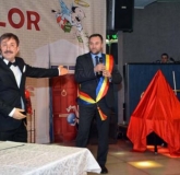 POHTA CE-AM POHTIT. Primind o eşarfă tricoloră, şeful PDL Oradea, Cristian Puşcaş, a replicat că Mircea Chirilă este primul om care dovedeşte, de faţă cu un public mare, că are încredere în şansele lui de a deveni primarul Oradiei. Totuşi, nu te baza pe asta!